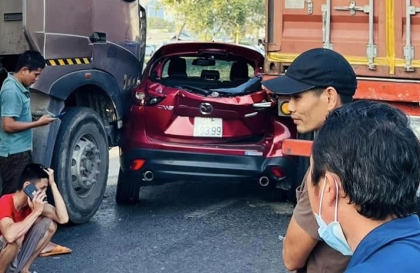 Ảnh TNGT: Cái kết đắng cho tài xế muốn hơn thua cùng công-ten-nơ